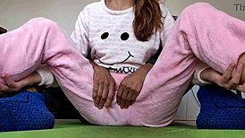 Stiefbruder neckt kleine Titten der 18+ asiatischen Stiefschwester, macht sie geil mit Nahaufnahme Masturbation