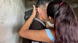 follo en la casa de mi suegra con mi cuñado