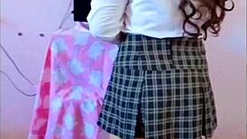 První studentka riskuje syrový sex po škole, překvapuje tu špatnou holku doma