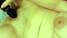 Fată sexy albă squirt peste tot la masturbare