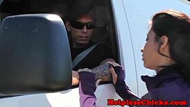 히칭 틴 18+이 야외 도미네이션에서 거친 말레돔에게 목구멍 세게 박혀