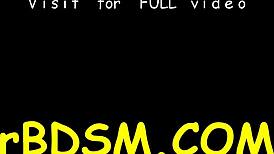 嘿，这个性感小可爱用力挤她的大奶子