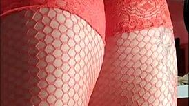 Gostosa inserting pompoarismo balls one by one in her ass