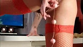 Gostosa inserting pompoarismo balls one by one in her ass