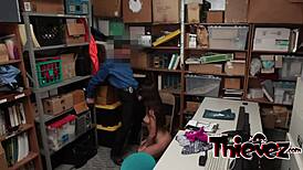 Thievez Lily Adams jää kiinni ja naidetaan doggystylessä!