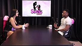 Gostosa perde no jogo da punheta e tira a camisa mostrando seus grandes peitos - will mastro sheer red