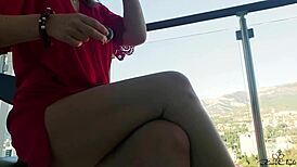 בלונדינית מזדנחת בכוס ליד החלון סולו