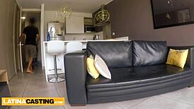 Chatte serrée de latina étirée par grosse bite en casting