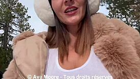 เพื่อนสาวสองคนดูดควยในผจญภัยกลางแจ้งหิมะ