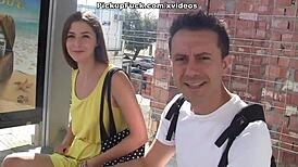 Spaanse meisjes opgepikt op straat buiten