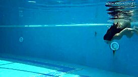 Jessica Lincoln, pieni 18+ tatattu venäläinen teini 18+, riisuutuu altaalla huvin vuoksi.