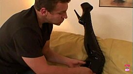 Голяма задница курва брюнетка в чорапи моли за анал! 😈