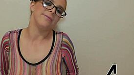 Penny Pax с големите си цици гълта горещата сперма на Alex Legends в див сеанс