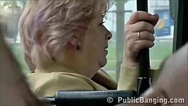 버스에서 예쁜 여자와 거친 갱뱅 야생 공공 섹스 본 적 있어? 미친 3P야.
