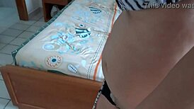 Dopo divertimento spiaggia, vengo sulla fica pelosa della matrigna prima del bikini