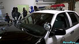 믿을 수 없어, 경찰관 엘리자 이바라가 직장에서 검은 깡패 무리에 딥스로트 해. 사무실 빨아대기가 격렬해!