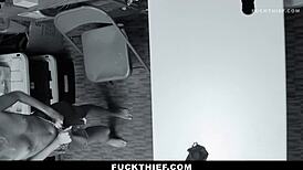 Vaaleahiuksinen varas kiinni varastamisesta, kumarrutaan monsterikullilla autotallissa