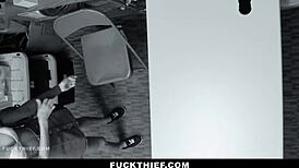 Vaaleahiuksinen varas kiinni varastamisesta, kumarrutaan monsterikullilla autotallissa