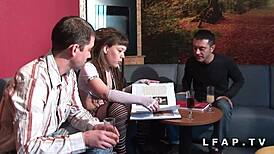 برونيت فرنسية شابة تؤخذ بقوة في اختراق مزدوج في النادي