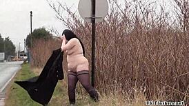 إيما البريطانية السمينة الهواة تعرض عارية في مشهد فويور عام