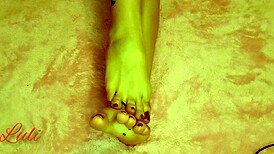 Latina gives her feet a rich, sensual massage after fixing them.