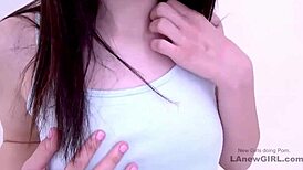 Morena linda brilha em sexo em grupo com fotógrafo