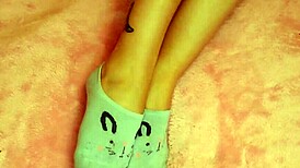 Latina gives her feet a rich, sensual massage after fixing them.