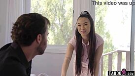 Koreansk babysitter finder skjult kamera og forfører den snedige iagttager