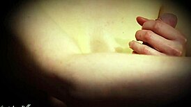 Milf med naturlige store pupper gir perfekt puppeknull og håndjobb på oljet kuk