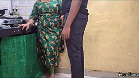 किचन पीओवी में साली को पॉर्न देखते हुए कैच किया।