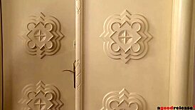 Как блондинката Bonnie Rose се справя с двама мъже за анал в офиса?