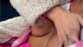 Wow! Tvoja chlapská pička sa topí pri pohľade na túto sexy pani dominovať solo