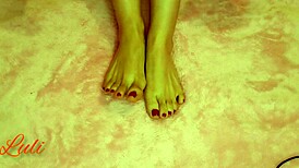 Latina gives her feet a rich, sensual massage after fixing them.