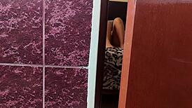 我偷偷监视她，她完全没注意到我