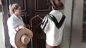 Hardcore knulling i hønsehuset med ekstrem dybde