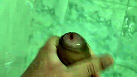 batendo punheta no banho com um twink fofo