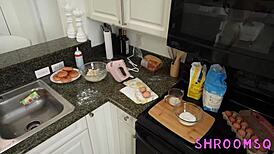 Tinédzser mostohatestvér Shr0oms Q könyörög mostohatestvérnek fagylaltért, fogja a faszát a sütivásárára.