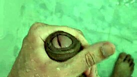 batendo punheta no banho com um twink fofo