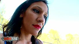 Chico Español No Resiste a Rubia Madura Caliente. Sus Movidas Horny Me Vuelven Loco Siempre.