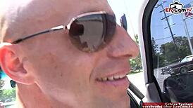 ブロンドスラットが大きなチンポでソファキャスティングに拾われる