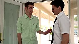 Två twinks knullar med monsterkukar