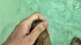 batendo punheta no banho com um twink fofo