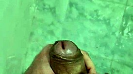 batendo punheta no banho com um twink fofo