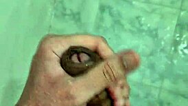 batendo punheta no banho com um twink fofo