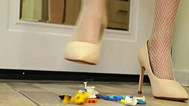 Ух, не могу перестать давить игрушки каблуками в чулках, так горячо!