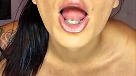 Claudia Bavel driller naboen med onanering