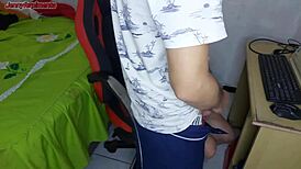 ボスがデカチンでスラットを激しくスパンキング、騎乗位で喘ぎながら四つん這い