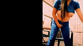 ella sale temprano del trabajo y llega tocandose el cuerpo sexy cantando regueton