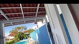 transição caught on câmera prive while motoboy watches from outside.