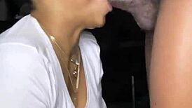 Sexy milf kveles på stor sort pik i POV deepthroat!